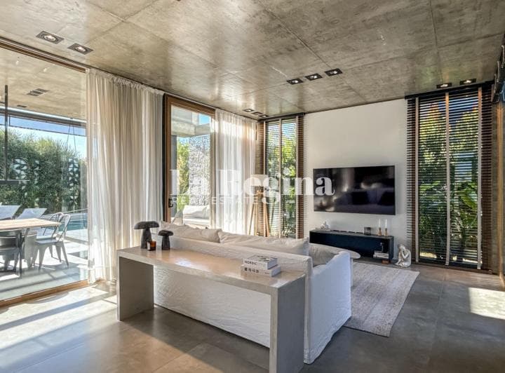 Casa Moderna de Hormigon Visto a La Venta en Los Carpinchos, Nordelta. - 3