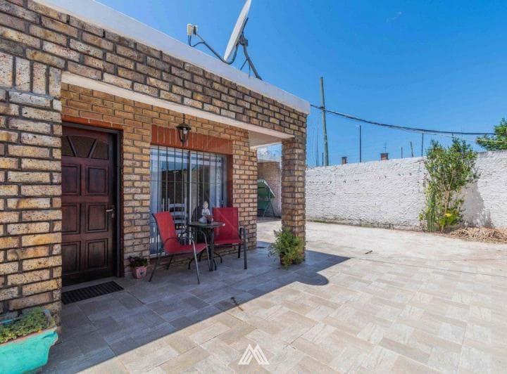Venta de Cocheras con Casa en Colon - 3