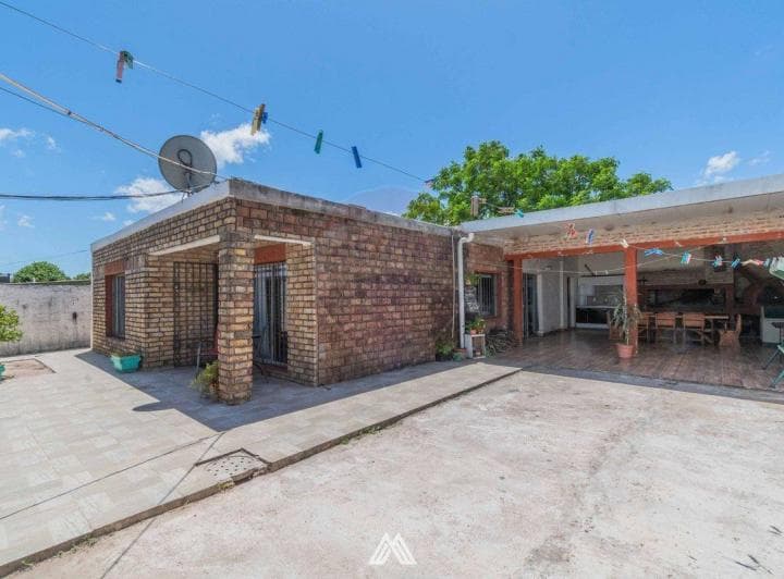 Venta de Cocheras con Casa en Colon - 4