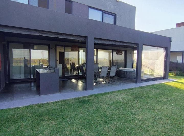 Casa 5 Ambientes en Venta Presidente Peron Barrio La Alameda - 2