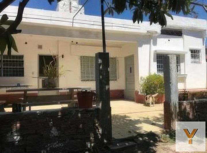 Casa en Venta - 2 Dorm. 2 Baños - Cochera - Haedo, Morón - 4