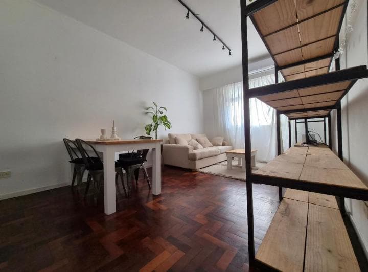 Excelente Tres Ambientes en Edificio Antiguo. - 2