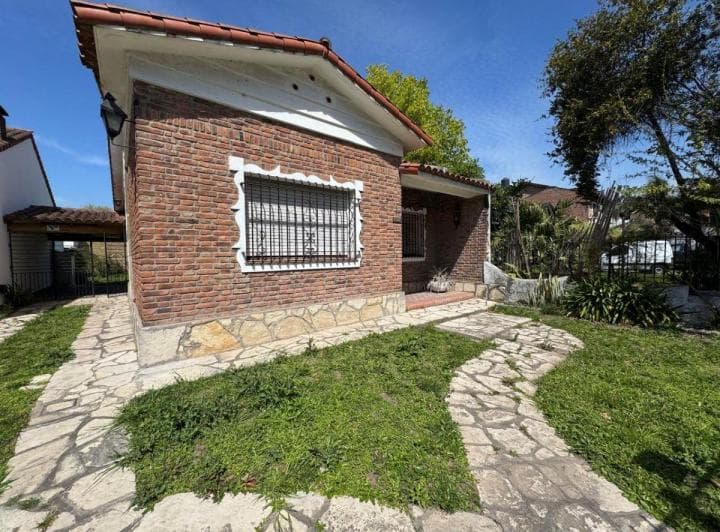 Chalet en Venta - Longchamps - Impecable - 3 Dorm. con Jardin y Cochera Varios Autos. - 4