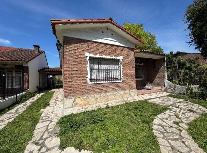 Chalet en Venta - Longchamps - Impecable - 3 Dorm. con Jardin y Cochera Varios Autos. - 5