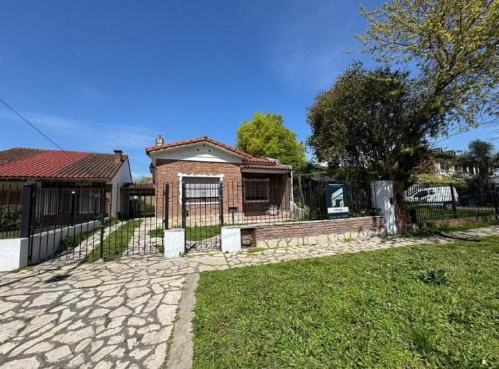 Chalet en Venta - Longchamps - Impecable - 3 Dorm. con Jardin y Cochera Varios Autos. - 2