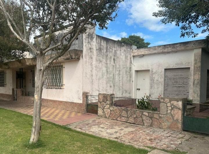 Venta/ Casa / 2Dorm. / Pileta / Lehmann - 2