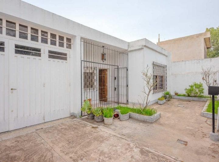 Venta Casa 3 Amb con Cochera y Parque - 2