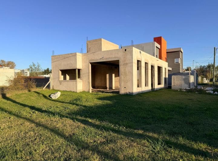 Lote con Casa a Terminar en Venta City Bell - 2