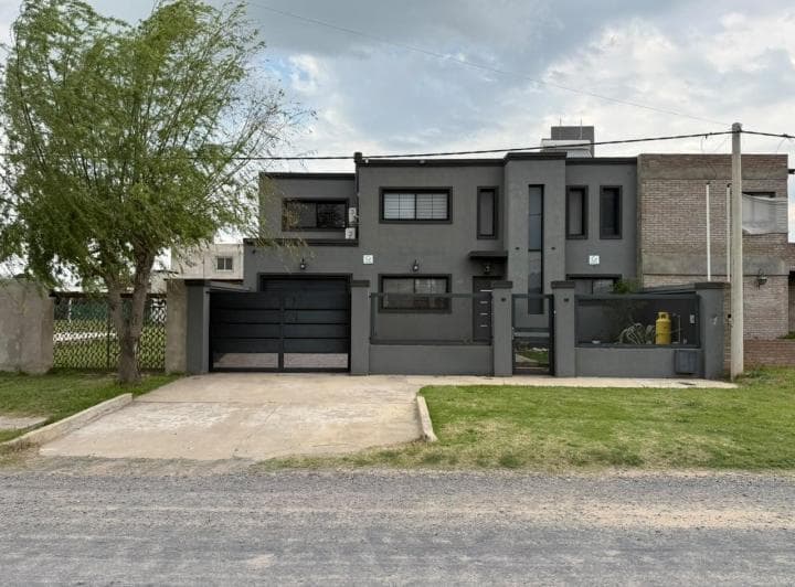 Casa Minimalista de 3 o Más Dorm. - Cocheras - Pileta - Quincho - 2