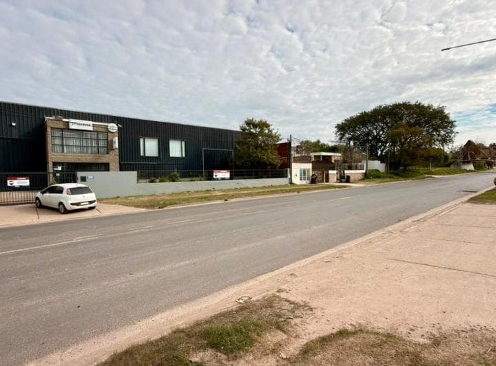 Alquiler Industrial - 3 Naves + Oficinas y Terreno - 3