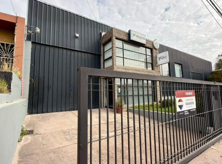 Alquiler Industrial - 3 Naves + Oficinas y Terreno - 4