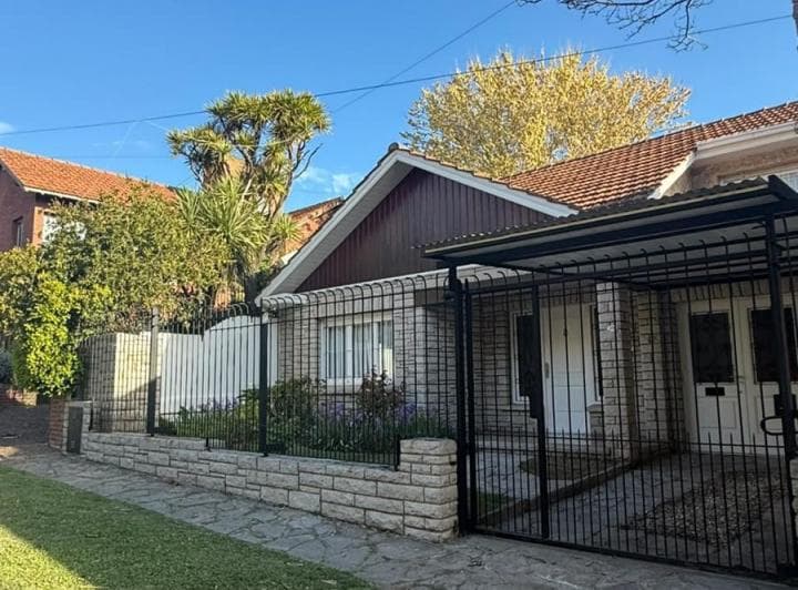 Excelente Chalet de 3 Ambientes en Barrio Los Troncos - 2