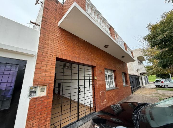 Casa Cuatro Ambientes Jardin Cochera Terraza en Venta en Wilde - 2