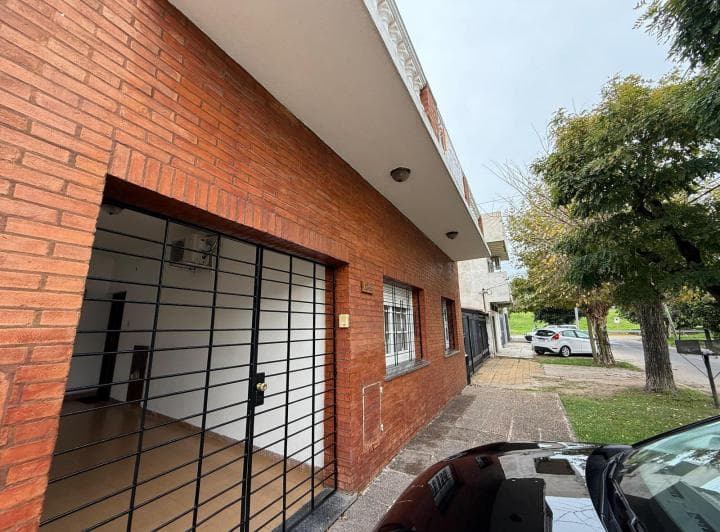 Casa Cuatro Ambientes Jardin Cochera Terraza en Venta en Wilde - 3