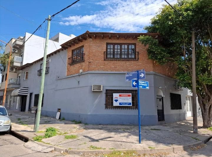Multifamiliar: Casa 2 Dorm. C/pileta + 2 Monoamb + Local - 3