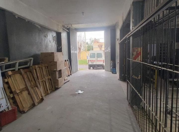 Local / Galpón en Esquina en Venta – 300 m² – Doble Acceso, Montacargas y Cámara Frigorífica - 2