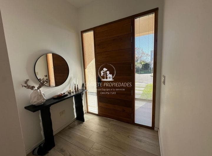 Casa Moderna de 4 Ambientes, con Pileta y Fondo a Espacios Verdes. Barrio Santa Elena. Pilar. - 2