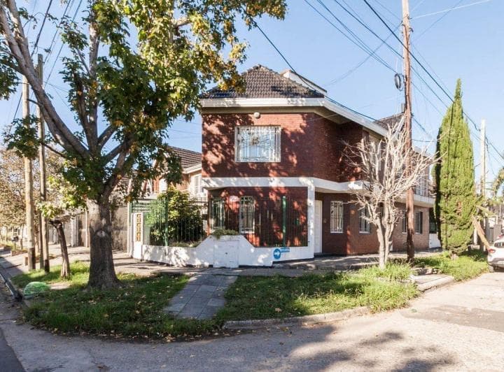 Venta Casa 5 Ambientes con Patio y Cochera Lanus - 2