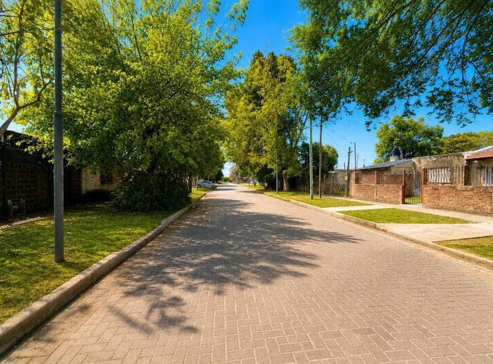 Lote de 360 m² con Construccion en Claypole - 3
