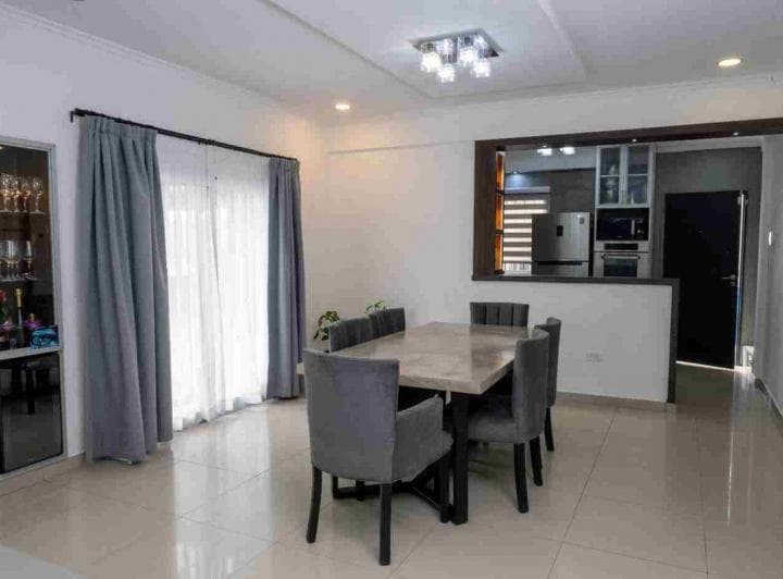 Casa con Pileta 6 Ambientes en Venta Monte Grande - 2