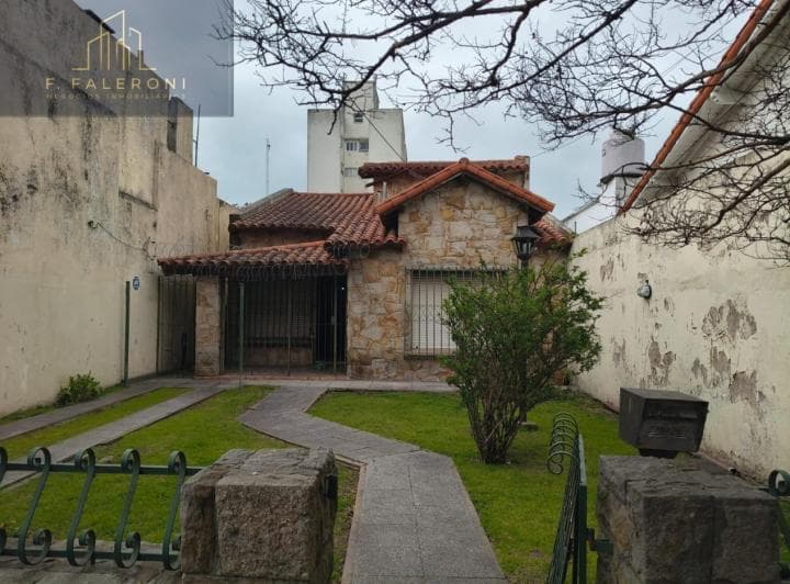 Lote de 299 m² con Chalet a Reciclar. B° Pompeya - 3