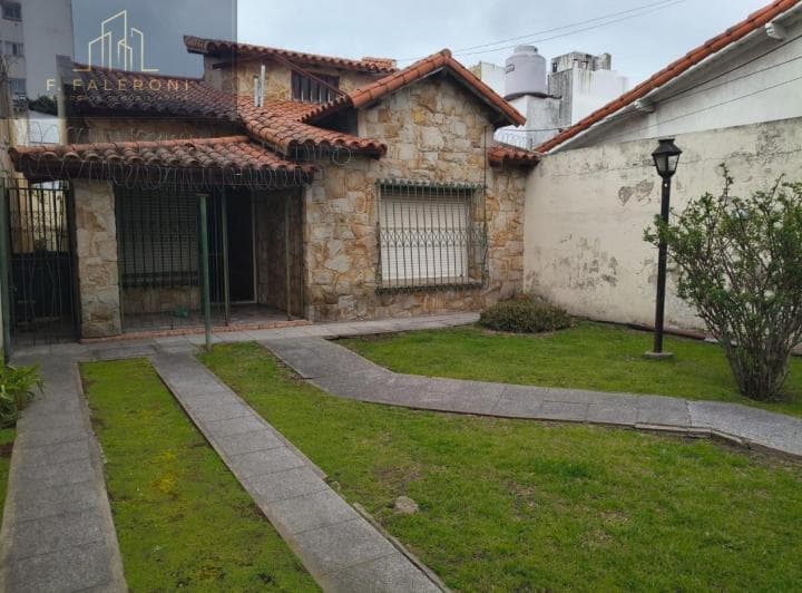 Lote de 299 m² con Chalet a Reciclar. B° Pompeya - 2