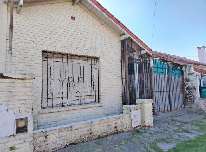 Venta Casa 3 Ambientes con Patio y Cochera Faro - 2