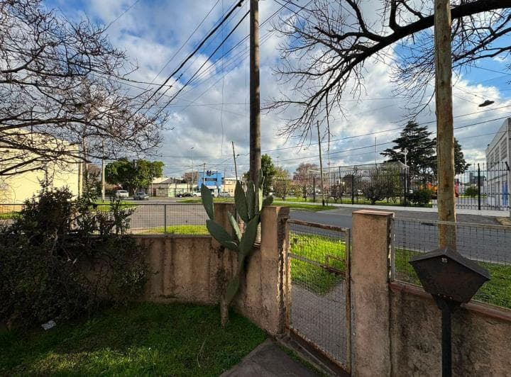 Venta Casa a Reciclar en Importante Esquina - 3