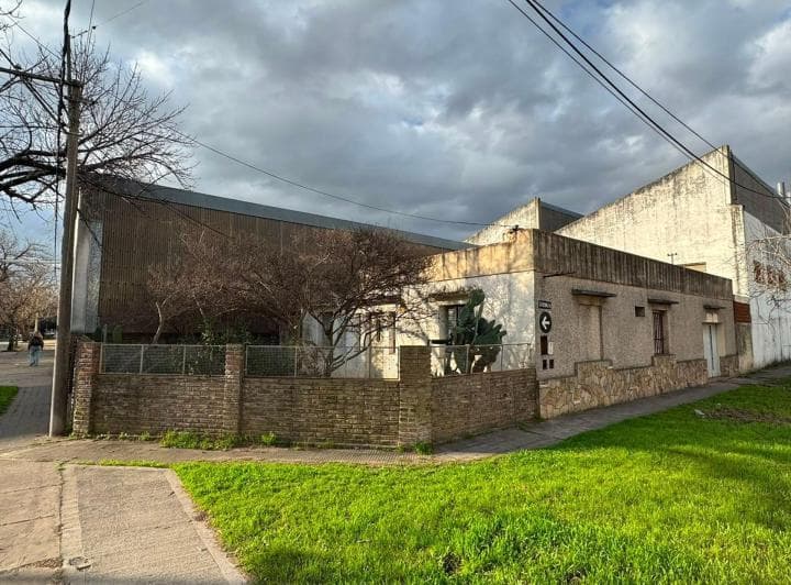 Venta Casa a Reciclar en Importante Esquina - 2