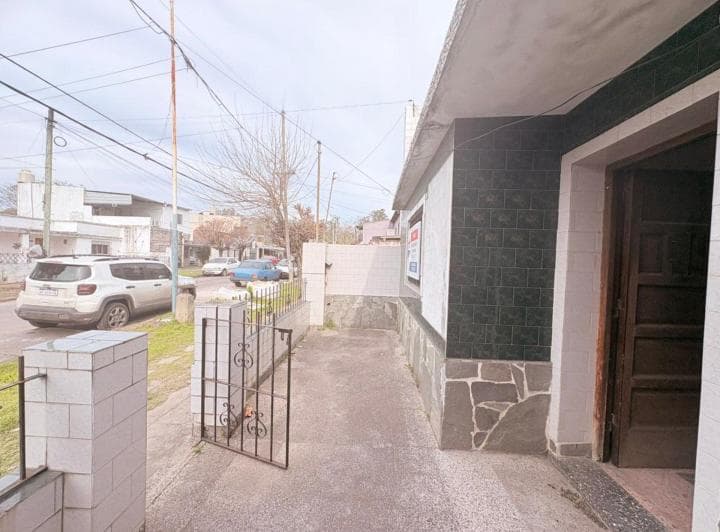 Casa a Refaccionar en Amplio Lote 412 m² Malvinas a - 2