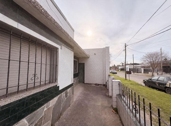 Casa a Refaccionar en Amplio Lote 412 m² Malvinas a - 3