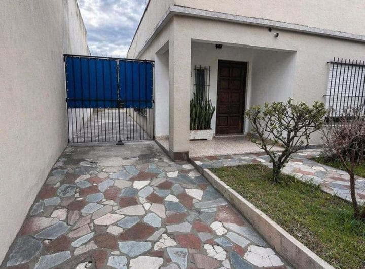 Casa Familiar con Cochera, Patio, Jardin y Terreno - 2