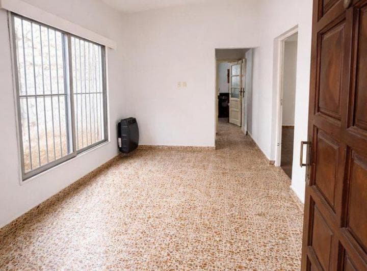 Casa Familiar con Cochera, Patio, Jardin y Terreno - 3