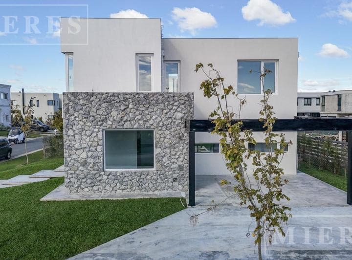 Casa en Venta Sobre Lote Interno en Carpinchos, Nordelta. - 2