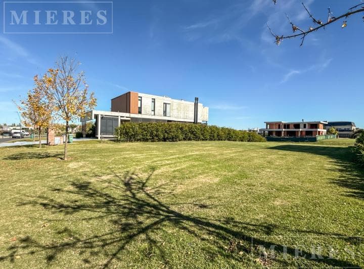 Lote en Venta Al Lago en El Barrio Virazon de Nordelta. - 2