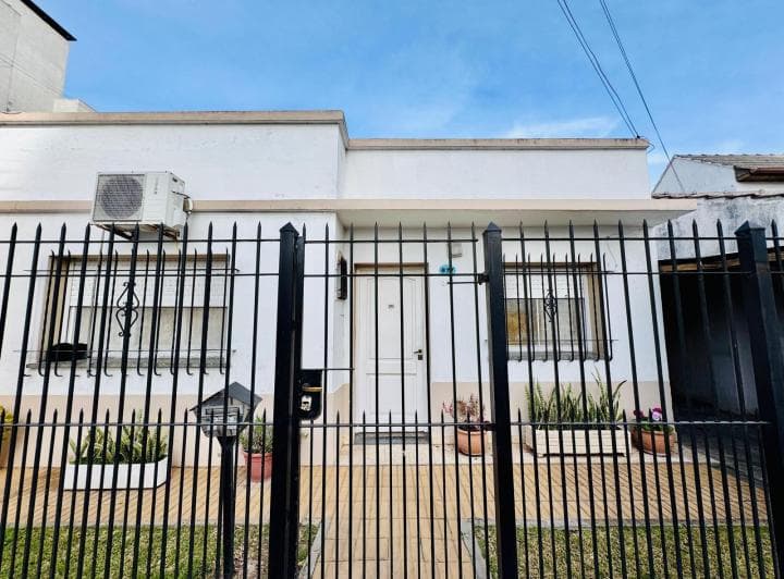 Casa en Venta 3 Ambientes Berazategui Centro Apta Profesional - 2