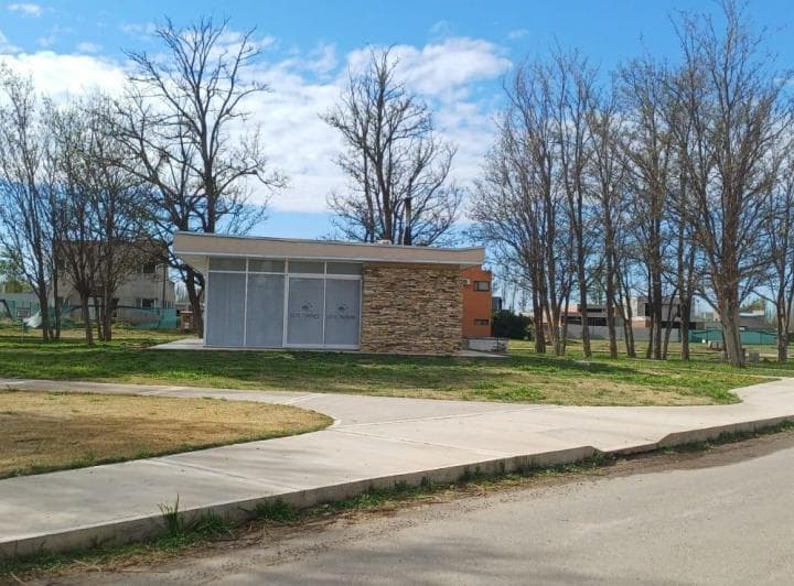 Venta: Terreno en B° Cinco Soles - (Frente Plaza) - Cinco Saltos (Rn) - 5