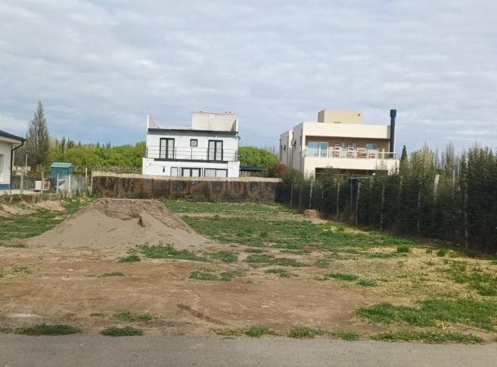 Venta: Terreno en B° Cinco Soles - (Frente Plaza) - Cinco Saltos (Rn) - 2