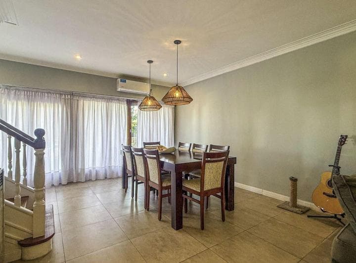Venta Casa 4 Amb Quincho con Dependencia y Pileta - 2