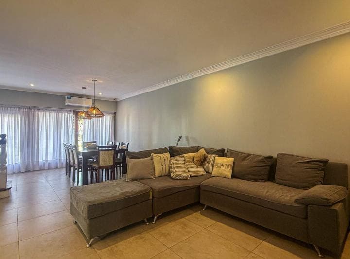 Venta Casa 4 Amb Quincho con Dependencia y Pileta - 3