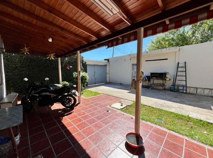 Casa en Esquina C/ Galería, Lote 217 m² Berazategui Oeste - 2
