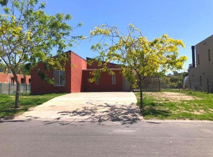 Casa Luminosa en Venta con Piscina, Jardin, Parrilla 3 Dorm. Canton Norte - 2