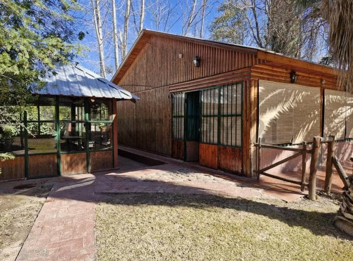 Cabaña con Pileta y Gran Parque en Venta - 2