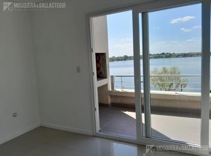 4 Ambientes en Venta. Expansion a Balcon Corrido a Laguna. 2 Cocheras - 5
