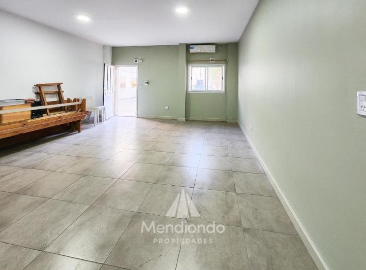 Local / Oficina con Baño + Depto 2 Amb. o Depósito 100 m² Totales - San Jose - 4