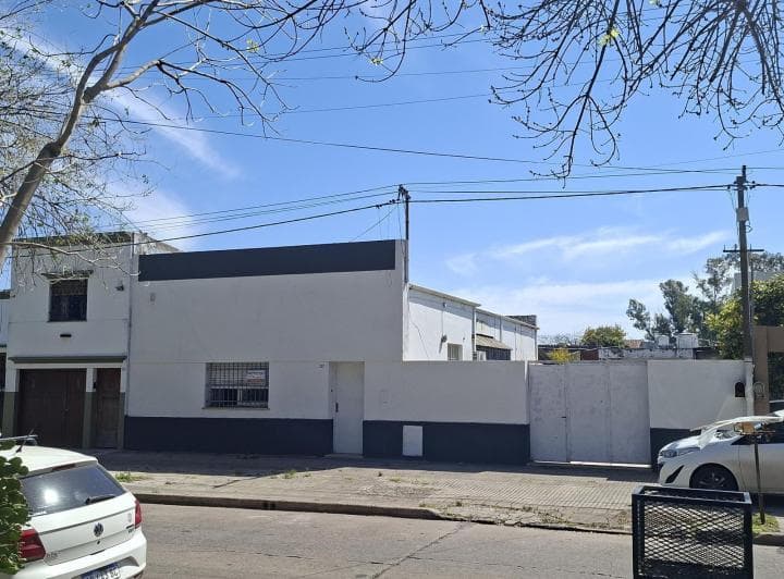 Casa en Venta de Tres Dorm. - 2