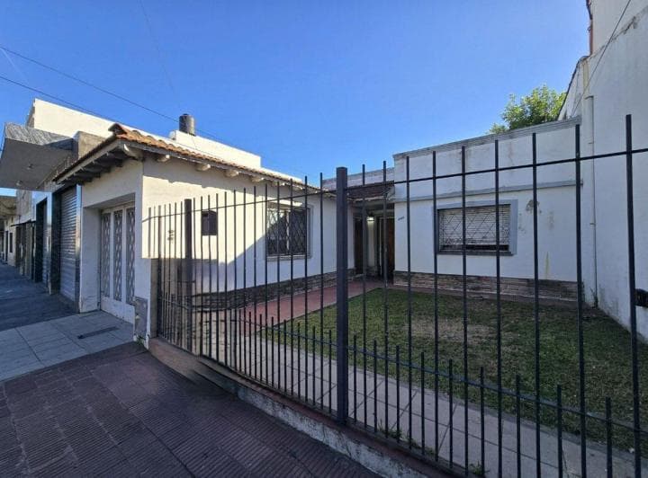 Casa 4 Ambientes en Venta en Lanus Cochera - 2