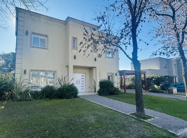 Casa 4 Ambientes con Piscina - Barrio Santa Guadalupe - 2