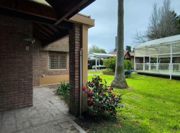 132 E/421 y 422 - Casa Sobre Parque de 2.140 m² - 3 Dorm., Quincho, Pileta, Parrilla - 5