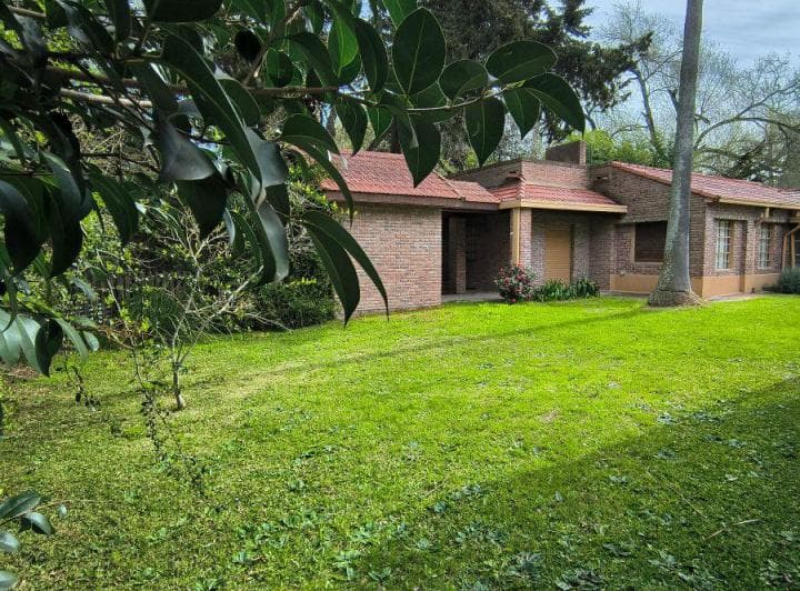 132 E/421 y 422 - Casa Sobre Parque de 2.140 m² - 3 Dorm., Quincho, Pileta, Parrilla - 4